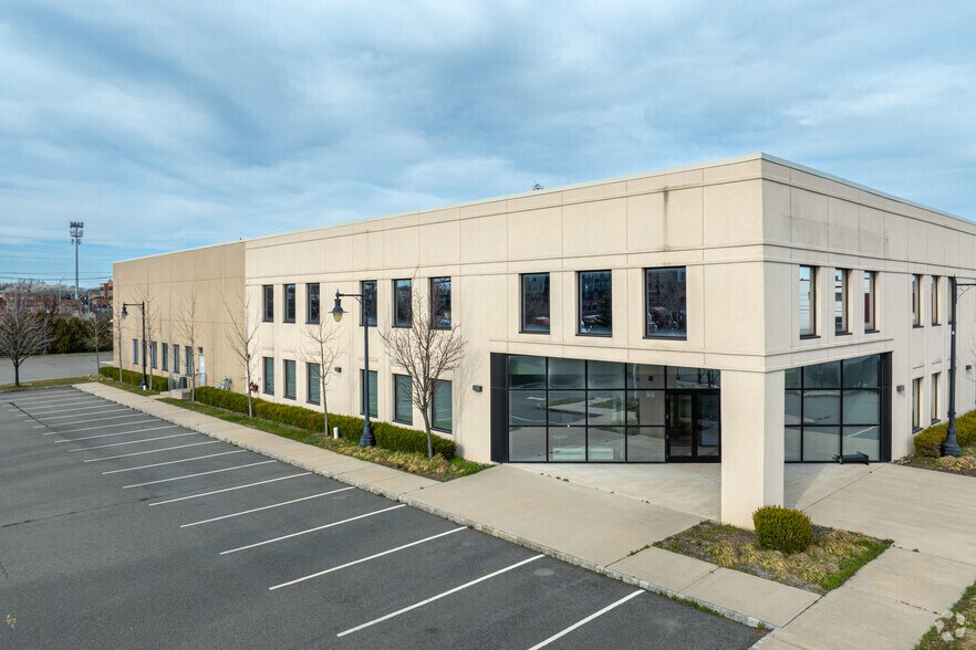 600 Guyon Dr, Harrison, NJ à vendre - Photo du bâtiment - Image 2 de 10