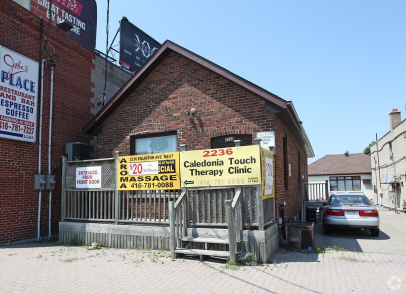 2236 Eglinton Ave, Toronto, ON à louer - Photo du bâtiment - Image 2 de 2