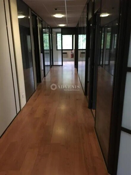 Office in Jouy-en-Josas for lease - Interior Photo - Image 3 of 7