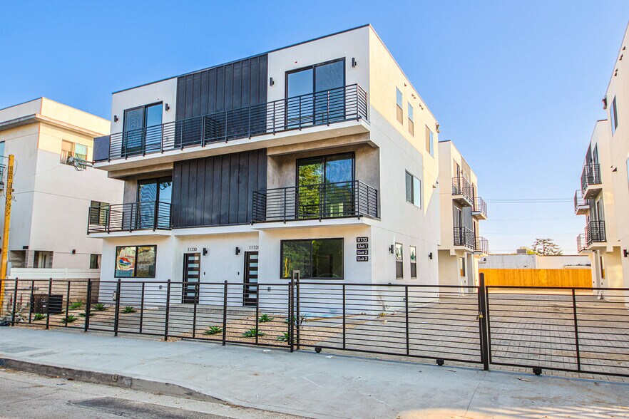 11736 Gilmore St, North Hollywood, CA à vendre - Photo du bâtiment - Image 2 de 56