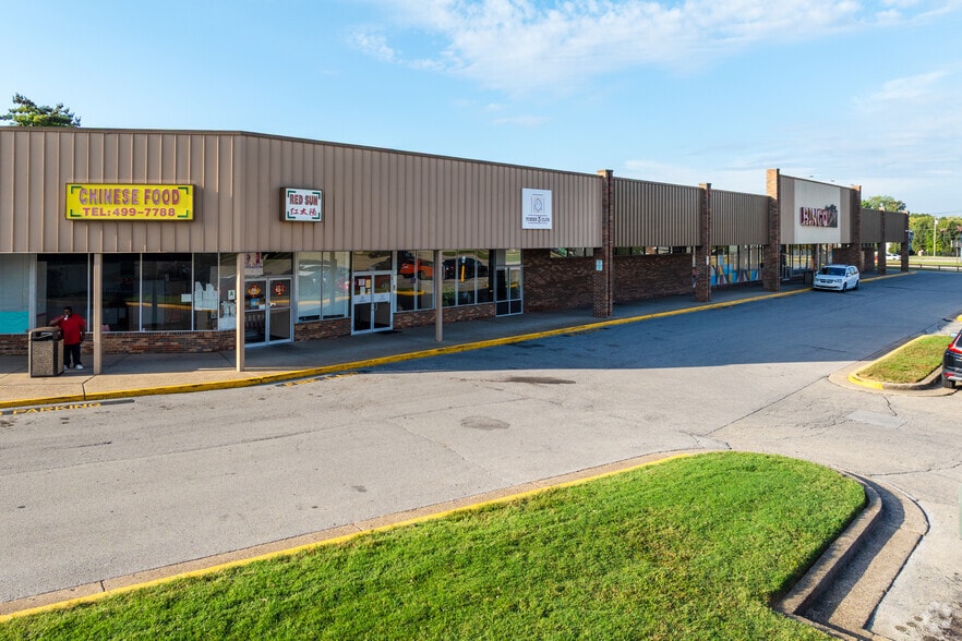 3411-3441 Breckenridge Ln, Louisville, KY for lease - Building Photo - Image 3 of 34