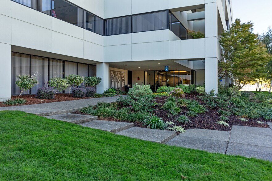 2535 Capitol Oaks Dr, Sacramento, CA à louer - Photo du bâtiment - Image 2 de 14
