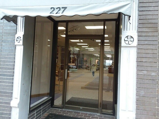227 E High St, Jefferson City, MO à vendre - Photo du bâtiment - Image 2 de 8
