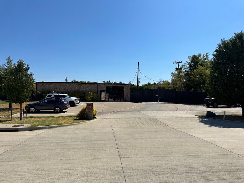 609 S 4th Ave, Mansfield, TX à louer - Photo principale - Image 1 de 16