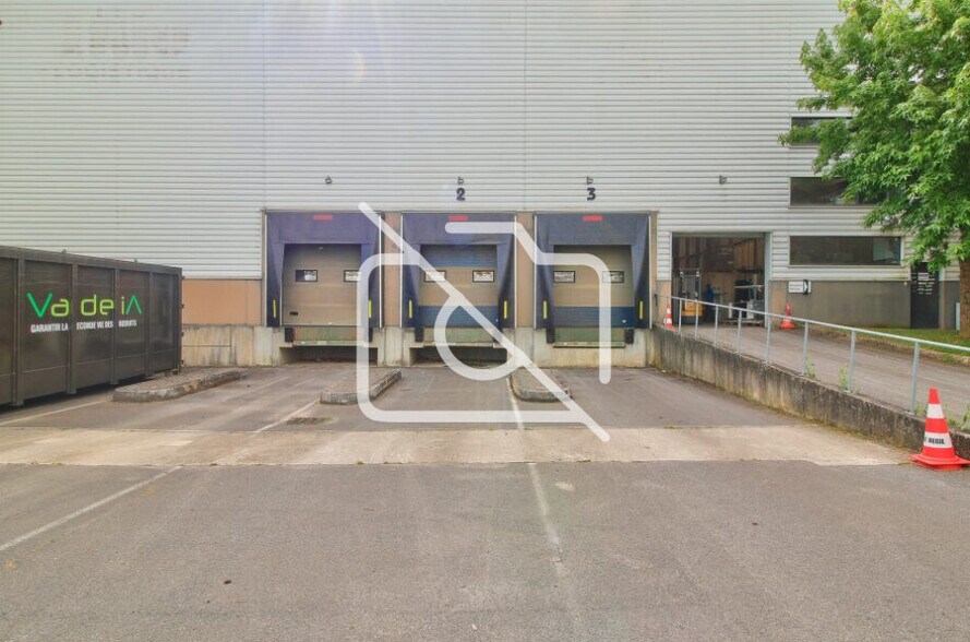 Industrial in Saint-Michel-sur-Orge for lease - Building Photo - Image 2 of 3