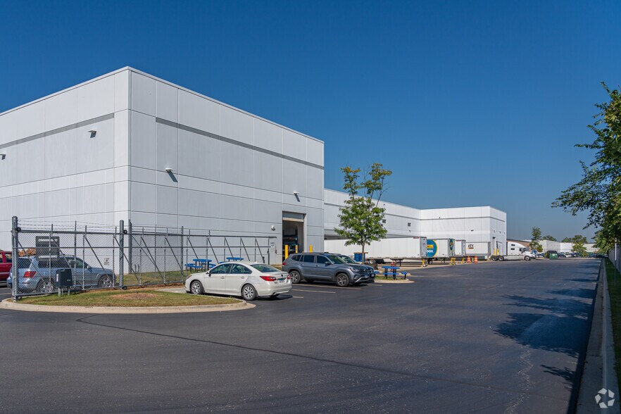 1075 Chaddick Dr, Wheeling, IL à louer - Photo du bâtiment - Image 2 de 3