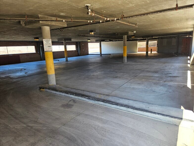 WestPark Plaza portefeuille de 2 propriétés à vendre sur LoopNet.ca - Photo du bâtiment - Image 3 de 9