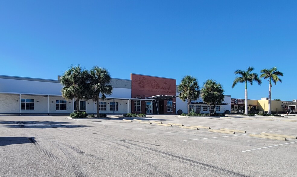 2160 Colonial Blvd, Fort Myers, FL for lease - Building Photo - Image 2 of 15