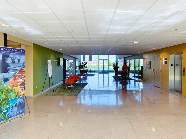 2100 S Oak St, Champaign, IL à louer - Photo intérieure - Image 2 de 5