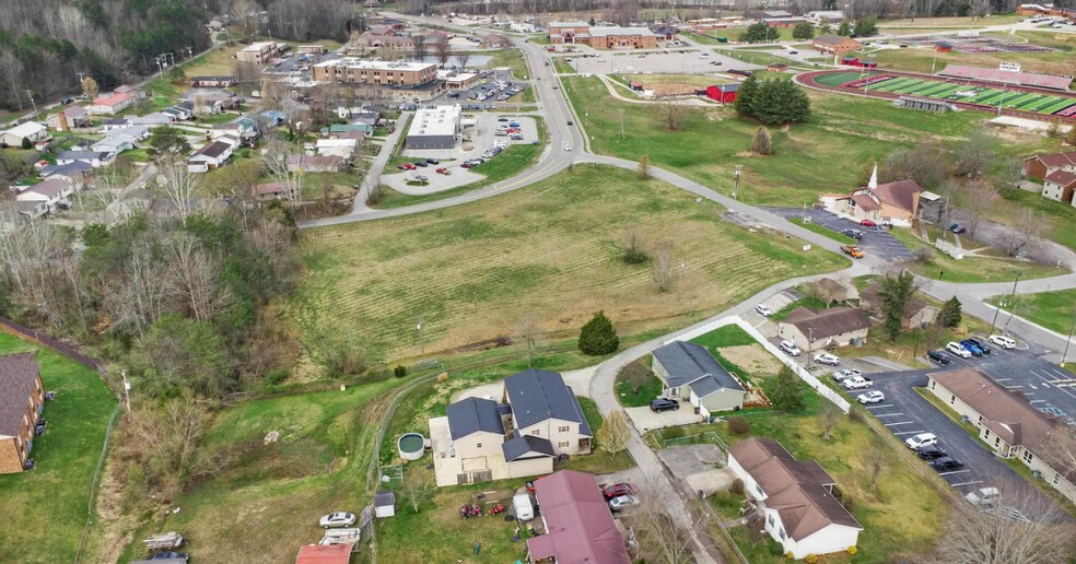 Meadowbrook Ln, Louisa, KY à vendre - Photo du bâtiment - Image 3 de 29