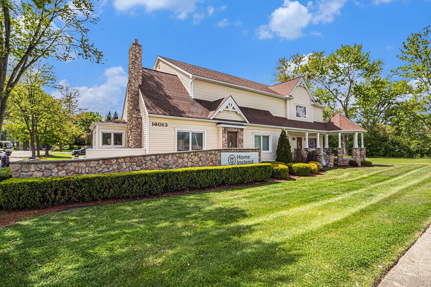 16013 Middlebelt Rd, Livonia, MI à vendre - Photo du bâtiment - Image 2 de 10