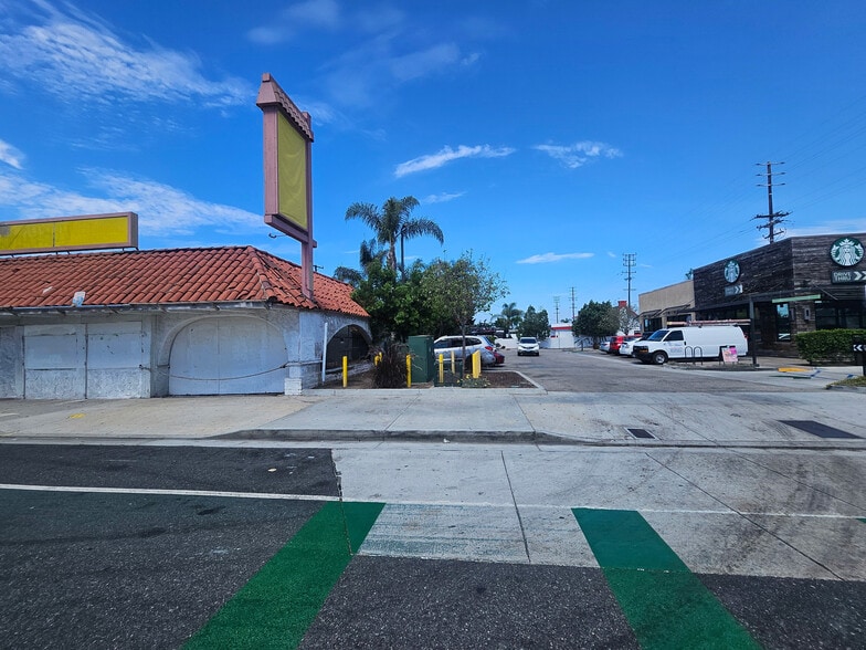 Retail Shadow-Anchored by Starbucks portfolio of 2 properties for sale on LoopNet.ca - Building Photo - Image 2 of 4