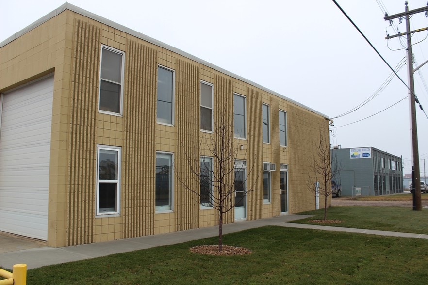 7402-7420 52 St NW, Edmonton, AB for sale - Building Photo - Image 3 of 4