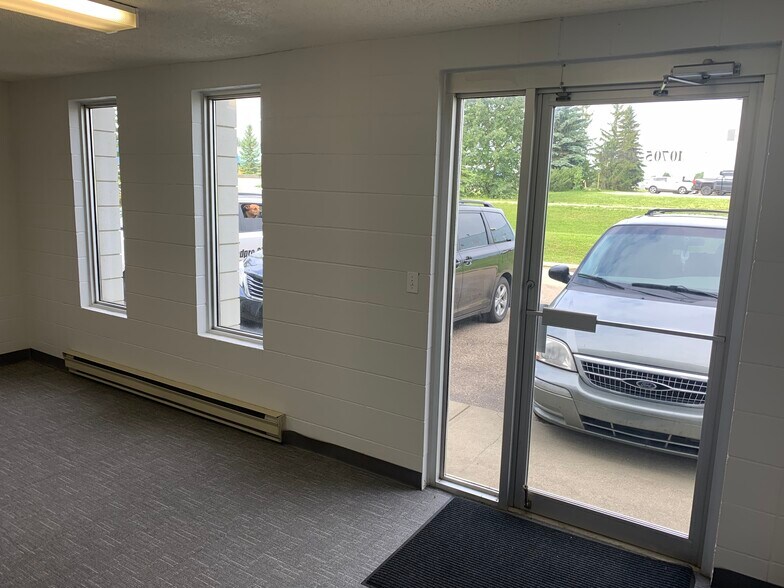 10705 205 St NW, Edmonton, AB à vendre - Photo du bâtiment - Image 1 de 1