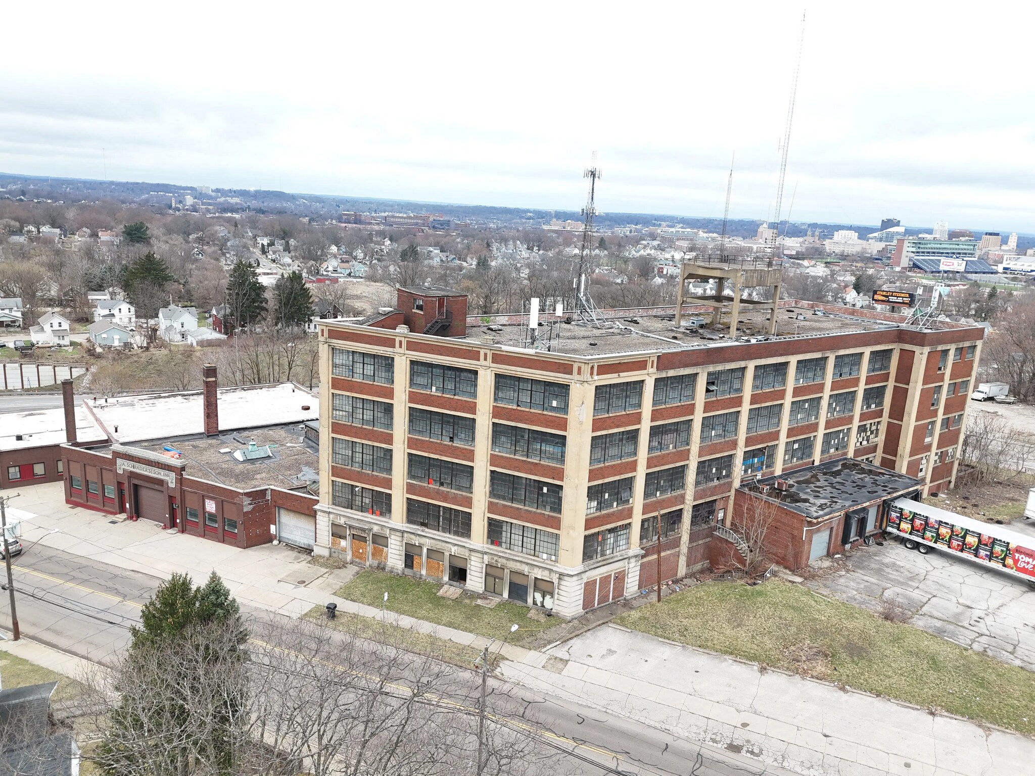 711 Johnston St, Akron, OH à vendre Photo du bâtiment- Image 1 de 19