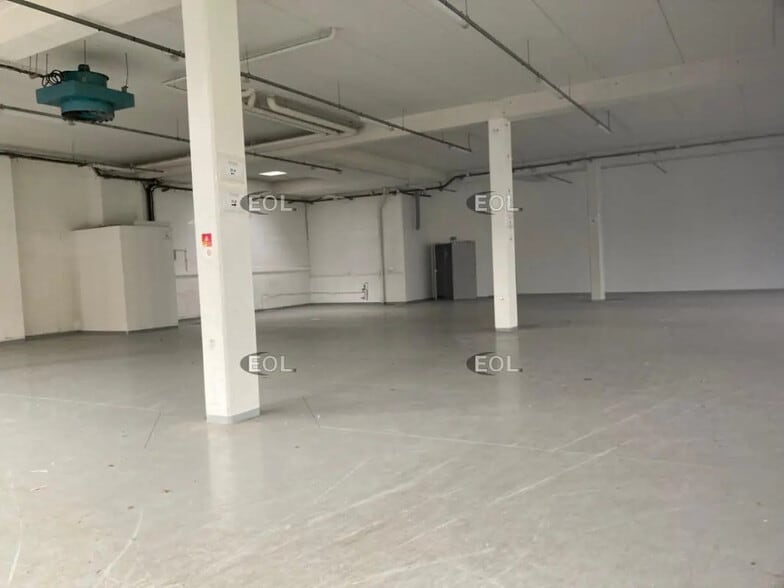 Flex in Fresnes for lease - Interior Photo - Image 2 of 4