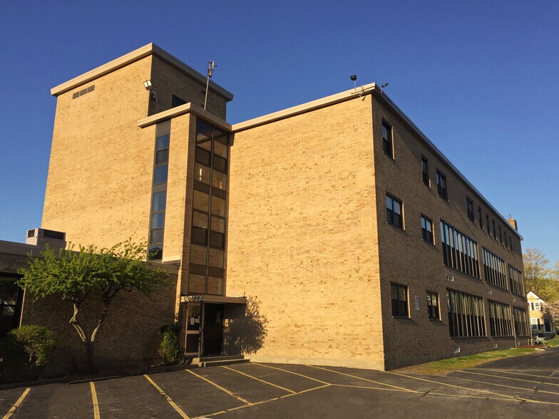 598 Bridge St, Weymouth, MA à louer - Photo du bâtiment - Image 3 de 4