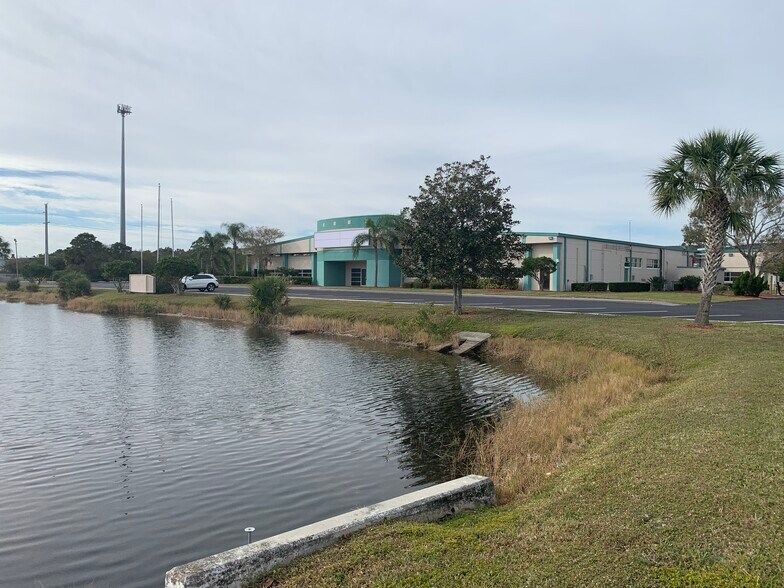 2725-2755 Kirby Cir NE, Palm Bay, FL à louer - Photo du bâtiment - Image 3 de 7