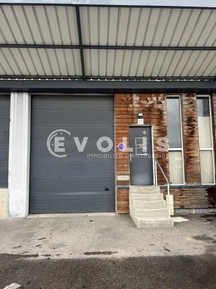 Flex dans Saint-Priest à louer - Photo du bâtiment - Image 2 de 6