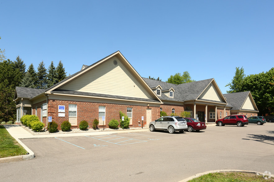 42000 6 Mile Rd, Northville, MI à vendre - Photo principale - Image 1 de 1