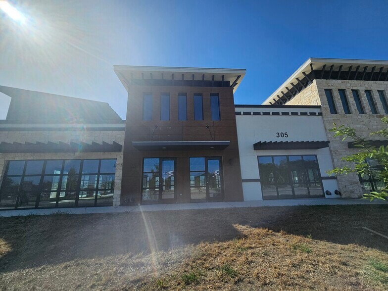 303 E Eldorado Pky, Little Elm, TX à louer - Photo du bâtiment - Image 2 de 7