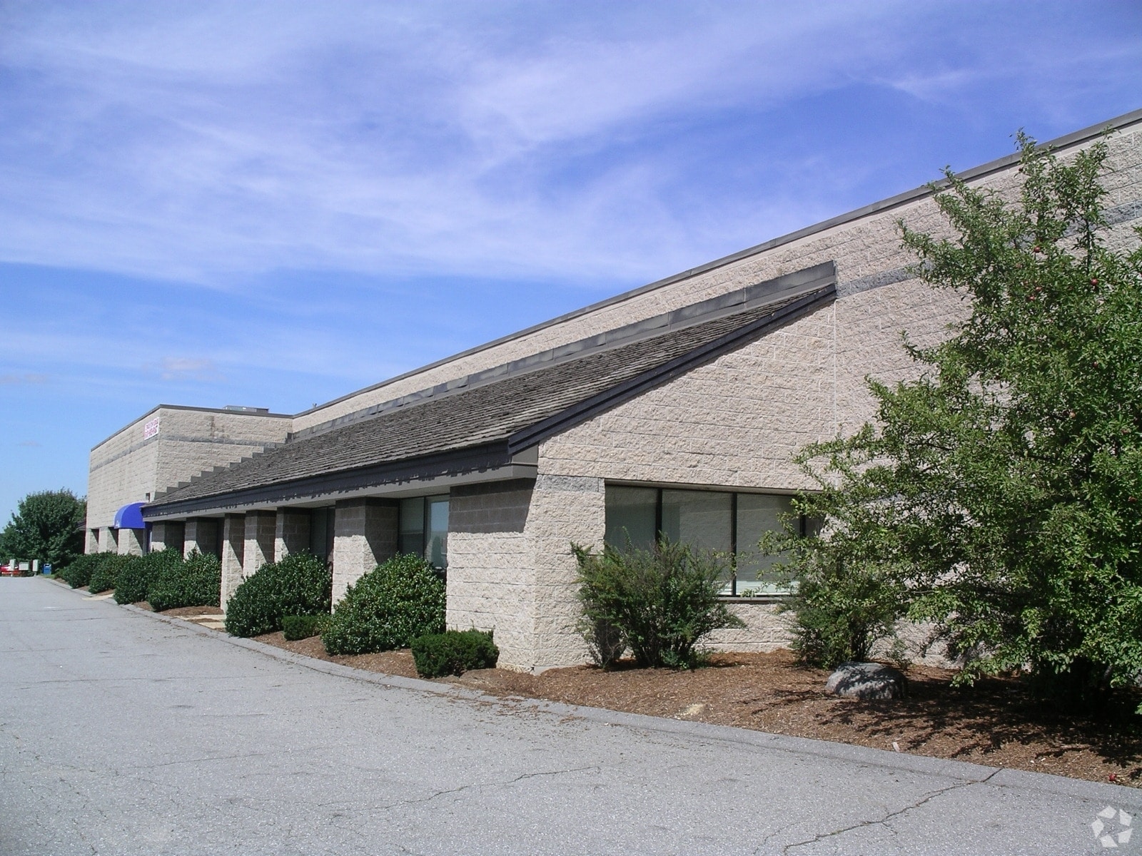 8 Delta Dr, Londonderry, NH for lease Primary Photo- Image 1 of 2