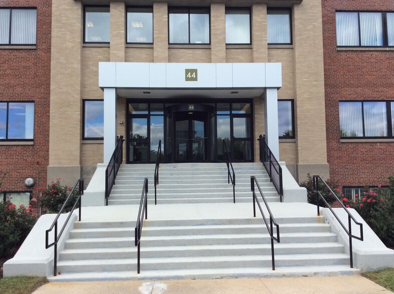 44 Shelter Rock Rd, Danbury, CT à louer - Photo du bâtiment - Image 3 de 35