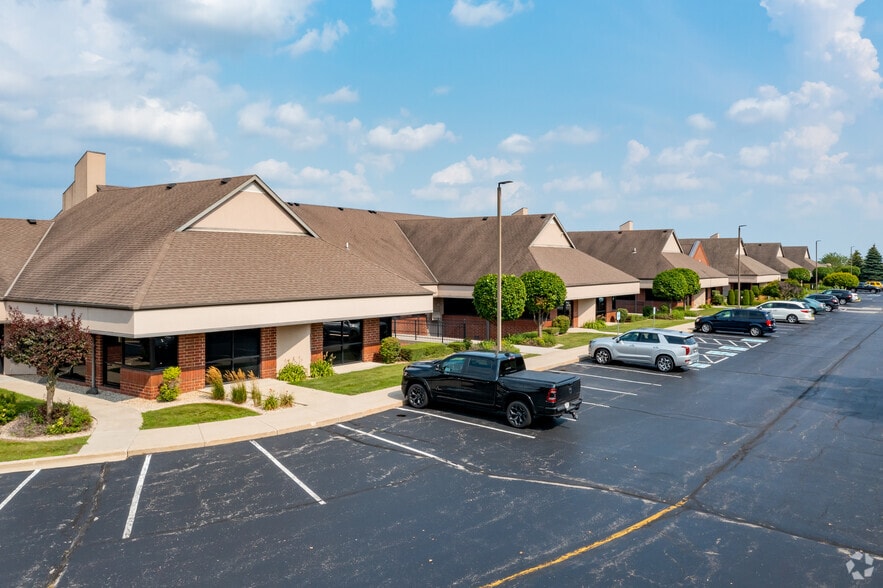 W177N9856-W178 N9912 Rivercrest Dr, Germantown, WI for lease - Building Photo - Image 1 of 10
