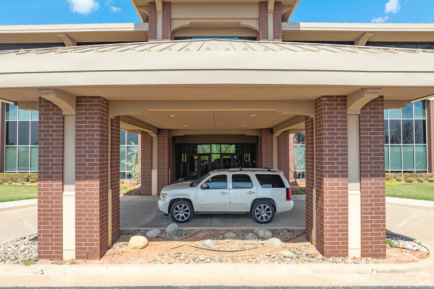 601 E Britton Rd, Oklahoma City, OK à louer - Photo du bâtiment - Image 2 de 8