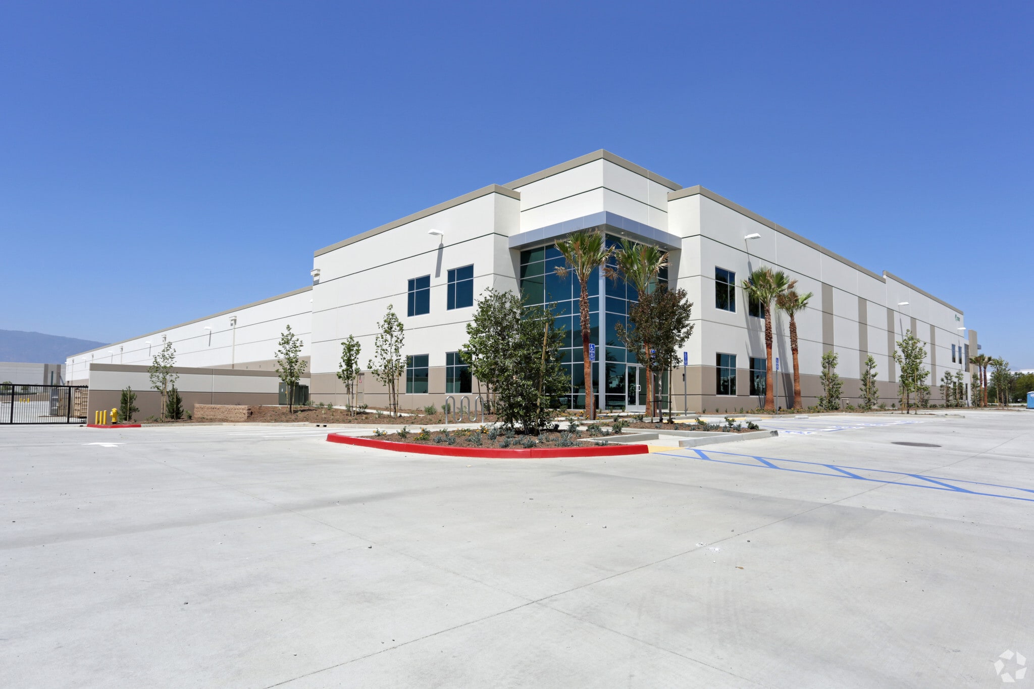 13310 Valley Blvd, Fontana, CA à louer Photo du bâtiment- Image 1 de 6