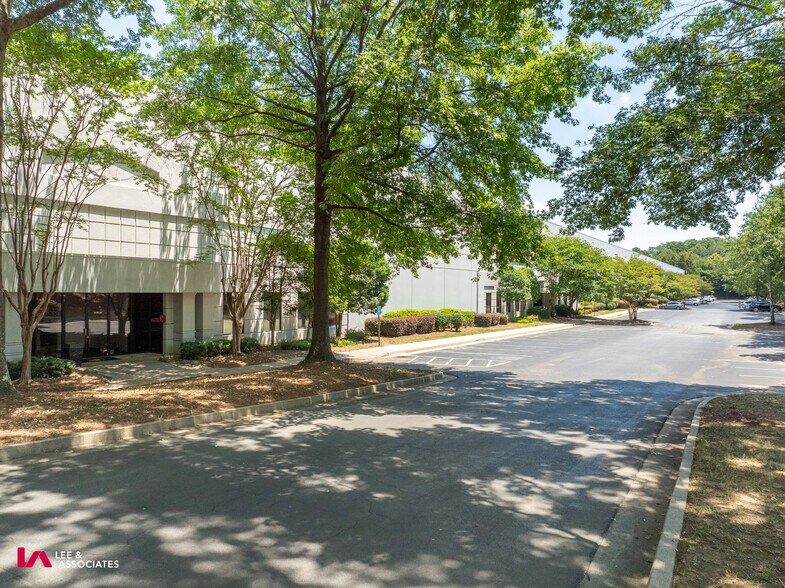 2850 Barrett Lakes Blvd, Kennesaw, GA à louer - Photo du bâtiment - Image 2 de 13