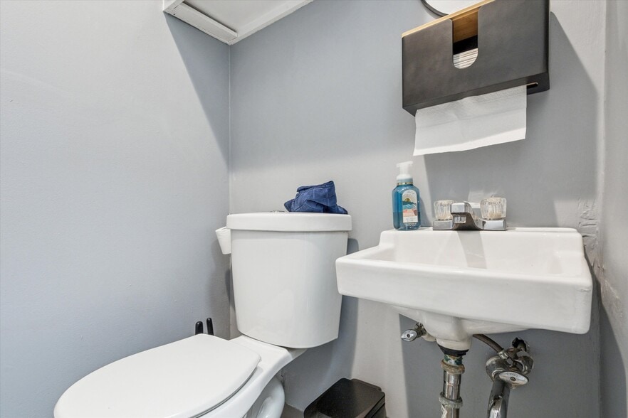 97 Wood St, Bristol, PA for sale - Building Photo - Image 2 of 29