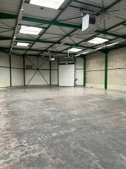 Flex in Saint-Thibault-des-Vignes for lease - Interior Photo - Image 2 of 3