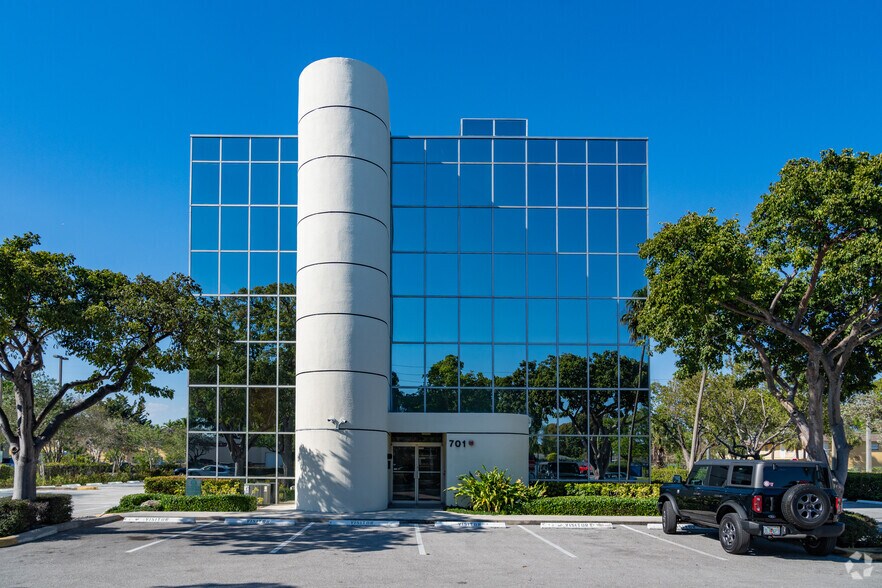 701 E Commercial Blvd, Oakland Park, FL à vendre - Photo du bâtiment - Image 2 de 5