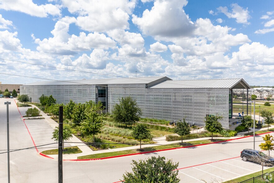 14400 The Lakes Blvd, Pflugerville, TX à louer - Photo du bâtiment - Image 1 de 10