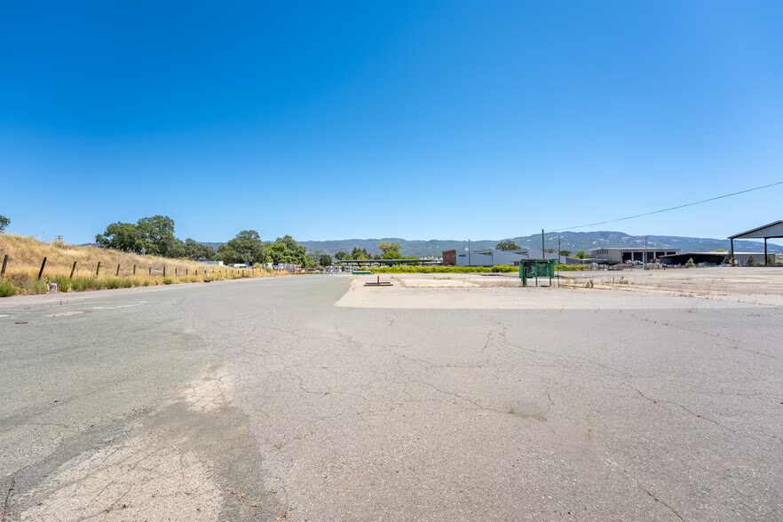 3150 Taylor Drive, Ukiah, CA à vendre - Photo du bâtiment - Image 2 de 15