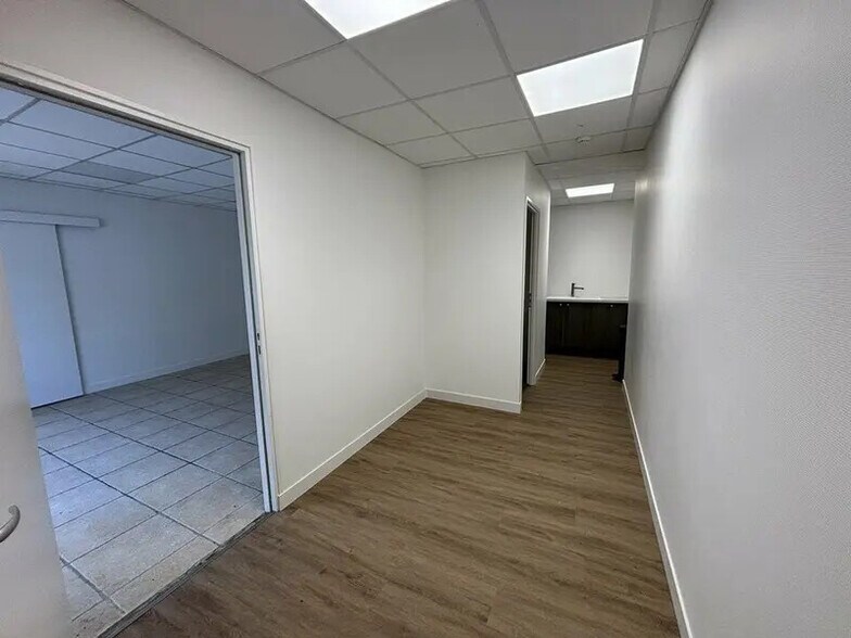 Retail in Luisant for lease - Interior Photo - Image 3 of 13