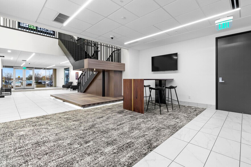 101 E Carmel Dr, Carmel, IN à louer - Photo du bâtiment - Image 2 de 13