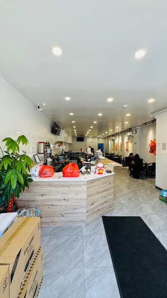 231 Jericho Tpke, New Hyde Park, NY for sale - Interior Photo - Image 3 of 12