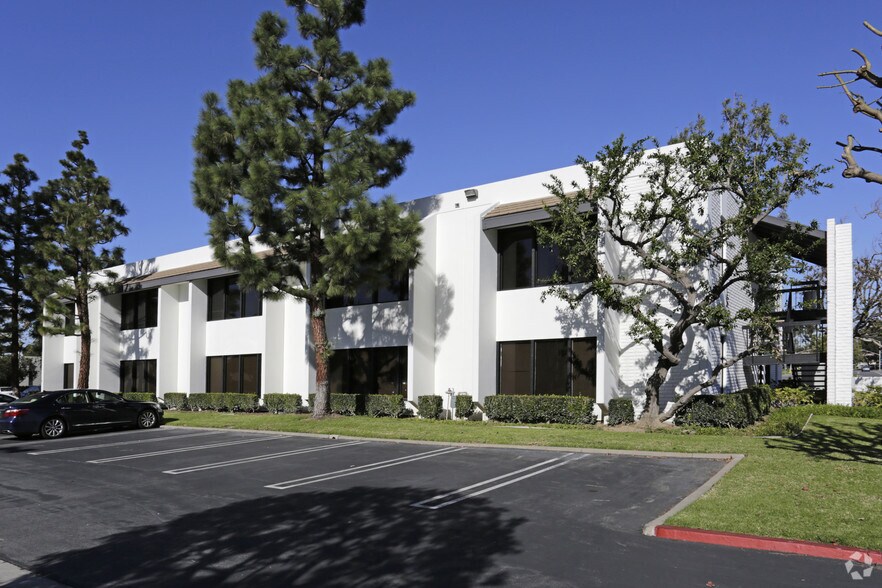 17870 Sky Park Cir, Irvine, CA à louer - Photo du bâtiment - Image 2 de 25