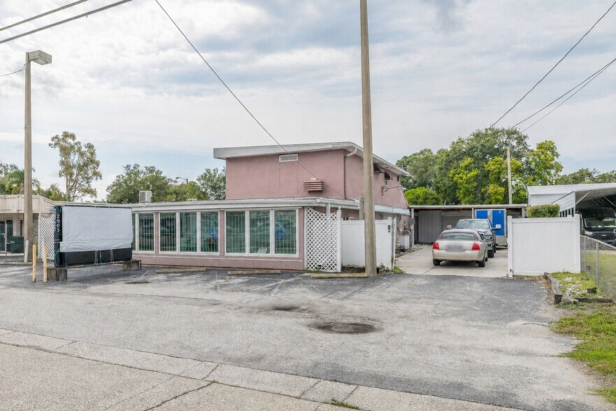 2865 E Bay Dr, Largo, FL à vendre - Photo du bâtiment - Image 2 de 41