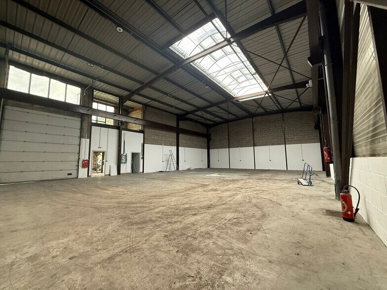 Flex in Le Thillay for lease - Building Photo - Image 2 of 5