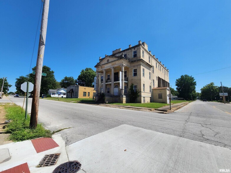 202 E Oak St, West Frankfort, IL à vendre - Photo du bâtiment - Image 2 de 3
