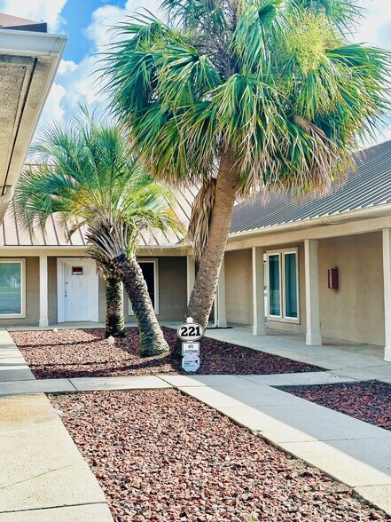 221 23rd St E, Panama City, FL for lease - Primary Photo - Image 1 of 4