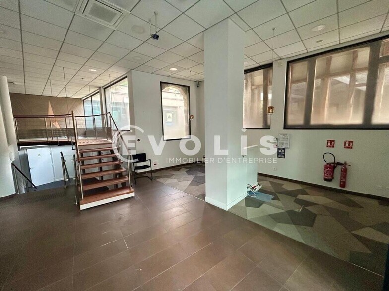 Retail in Palaiseau for lease - Interior Photo - Image 1 of 7