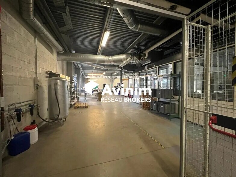 Industrial in Le Plessis-Bouchard for sale - Interior Photo - Image 2 of 6