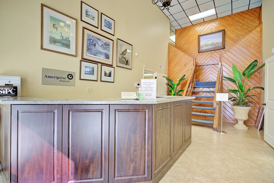 4927 Southfork Dr, Lakeland, FL for sale - Interior Photo - Image 3 of 32