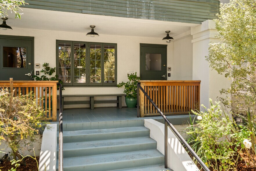 588 N Larchmont Blvd, Los Angeles, CA à louer - Photo du bâtiment - Image 2 de 20