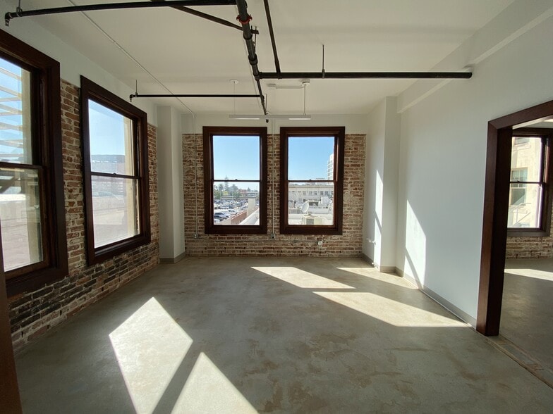 106 W 4th St, Santa Ana, CA à louer - Photo du bâtiment - Image 2 de 8