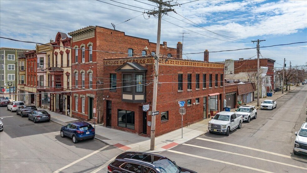 30 White St, Cohoes, NY à vendre - Photo du bâtiment - Image 1 de 54